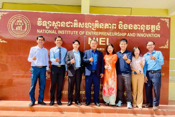 Đoàn công tác của ICTU tại Campuchia